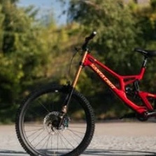 Czerwony rower enduro na drodze