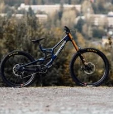 Rower downhill na żwirowej drodze